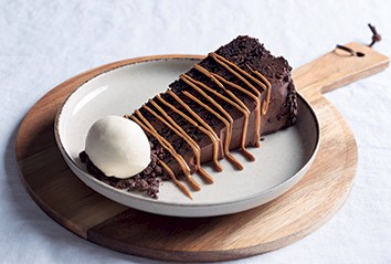 /en/professionals/platings/triple-chocolate-cake-with-vanilla-ice-cream/